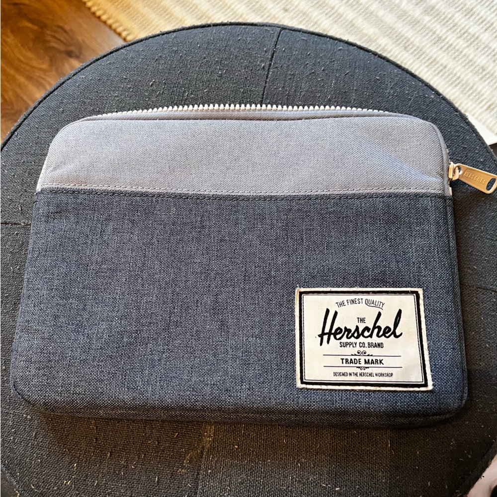 Herschel Anchor Sleeve, 7.24"(H) x 10.23"(W)